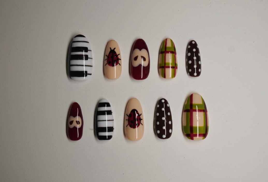 Handmade floral nail art press-on set